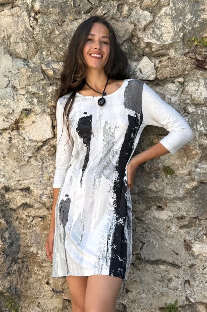 3/4 SLEEVED FLARED-CUT DRESS FIGURES